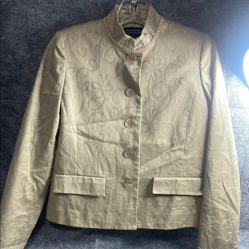 Jones New York Signature Women's Blazer
Embroidered Jacket Beige Size 2P